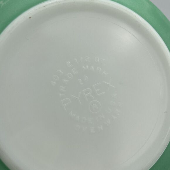 Primary Green 1950's Vintage PYREX #403 2.5 Qt Nesting Mixing Bowl - Picture 5 of 8